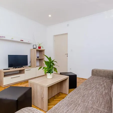 Hill Apartment *