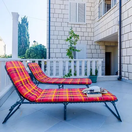 Hill Apartment *