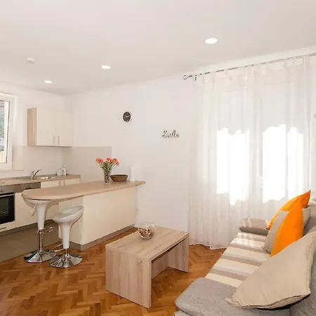 Hill Apartment *