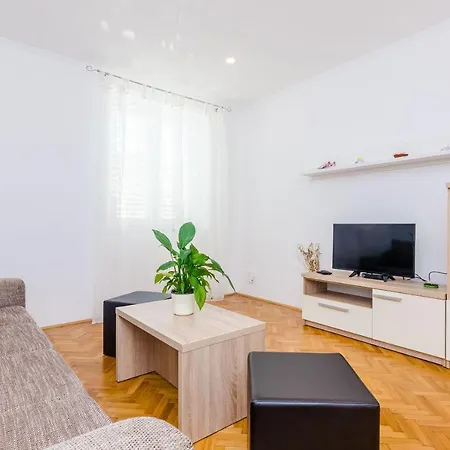 Hill Apartment *